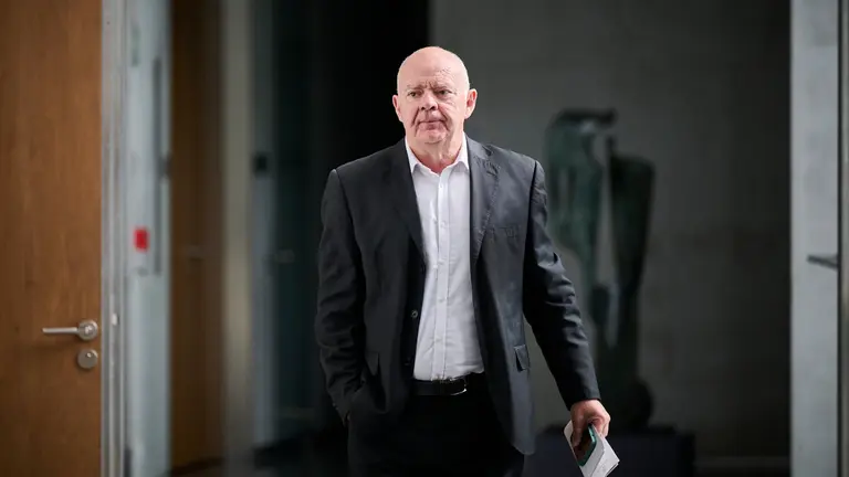 Emilio Jiménez de VOX en su llegada a la Mesa y Junta de Portavoces del Parlamento. PABLO LASAOSA