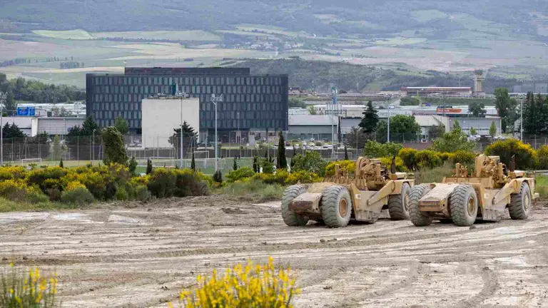 Excavadoras en los terrenos de Osasuna en Tajonar para la construcción de un nuevo estadio y cuatro campos de hierba natural. OSASUNA