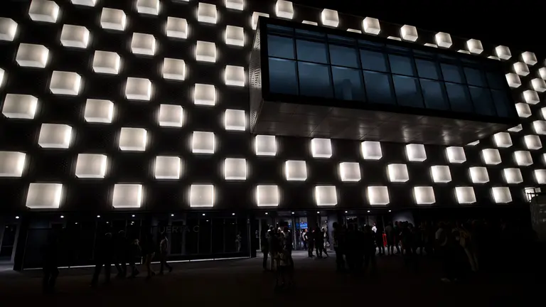 Fachada del Pabellón Navarra Arena de noche. PABLO LASAOSA