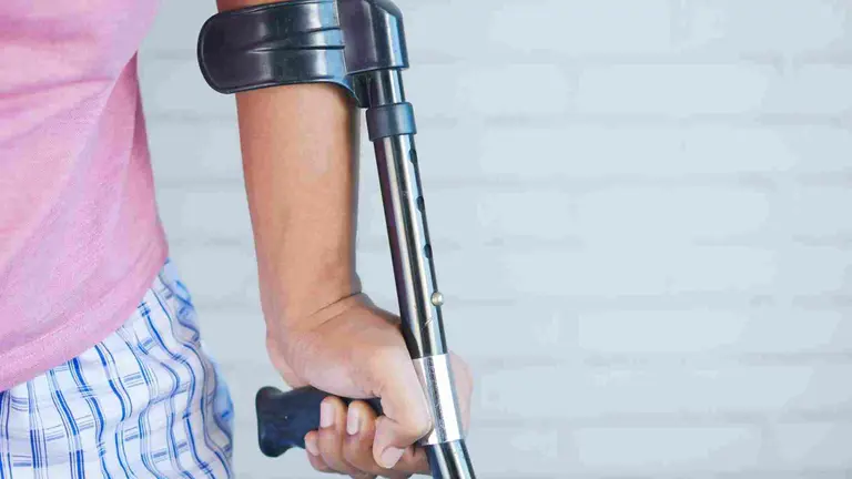 Un joven con una muleta. UNSPLASH