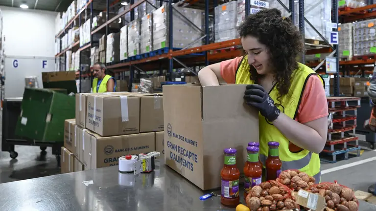 Voluntaria durante la distribución de alimentos del Banco de Alimentos. FUNDACIÓN LA CAIXA