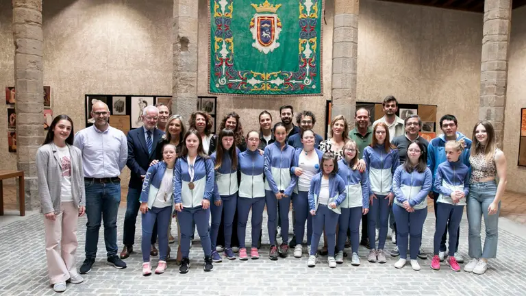 Otra Mirada Rítmica brilla en los Campeonatos de España y recibe el reconocimiento del Ayuntamiento de Pamplona. CEDIDA