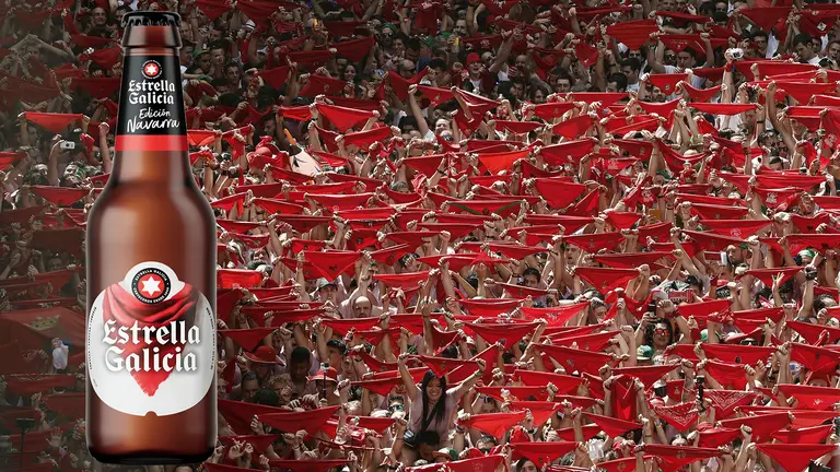Fotomontaje de la botella especial de Estrella Galicia sobre una imagen del Chupinazo de San Fermín. NAVARRA.COM