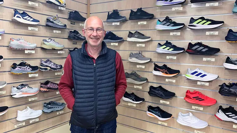 Juan Pablo Garín en su tienda de deportes en Estella. Navarra.com