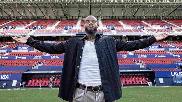 Valentín Rosier en el estadio El Sadar en el anuncio de su fichaje por OSasuna. OSASUNA