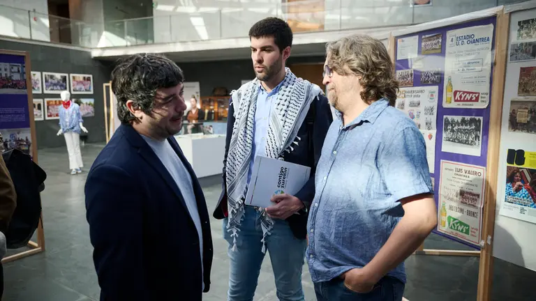 Miguel Garrido, Carlos Guzm&aacute;n y Daniel L&oacute;pez C&oacute;rdoba de Contigo Navarra minutos antes de comenzar el pleno del Parlamento. PABLO LASAOSA