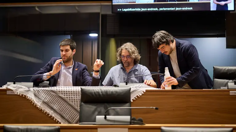Carlos Guzm&aacute;n, Daniel L&oacute;pez y Miguel Garrido de Contigo Navarra minutos antes de comenzar el pleno del Parlamento. PABLO LASAOSA