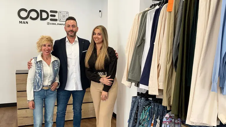 Ion Garayoa junto a Beatriz y Ainara en la nueva tienda Code de moda hombre en Pamplona. Navarra.com