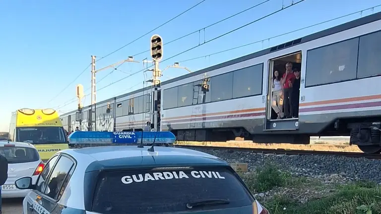 Los servicios de emergencias, junto al tren averiado entre Ribaforada y Bu&ntilde;uel. GUARDIA CIVIL