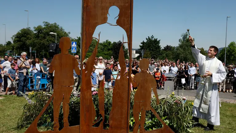 Acto de inauguraci&oacute;n de una escultura en homenaje a David P&eacute;rez Carracedo, guardia civil vecino de Sarriguren, fallecido en acto de servicio en la localidad de Barbate (C&aacute;diz). EFE/Jes&uacute;s Diges