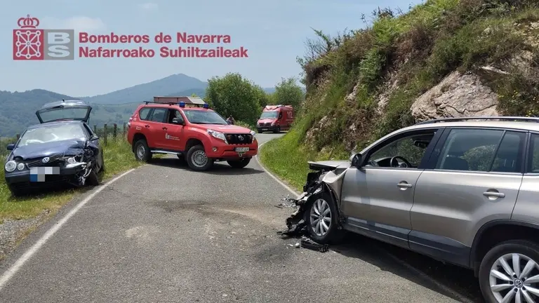 Imagen de los dos veh&iacute;culos implicados en el siniestro vial. - BOMBEROS DE NAVARRA