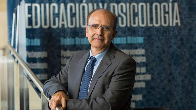 El catedr&aacute;tico de la Universidad de Navarra Jes&uacute;s de la Fuente recibe el Premio Barry J. Zimmerman 2025 por su contribuci&oacute;n al estudio del aprendizaje autorregulado. CEDIDA