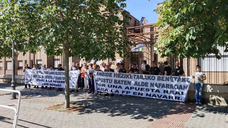 Docentes de FP Dual del CEIP Virgen del Camino protestan por la reducci&oacute;n de horas. CEDIDA