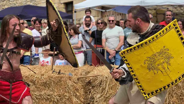 Lucha de gladiadores en la fiesta romana de Azcona, organizada por Tierras de Iranzu. TIERRAS DE IRANZU