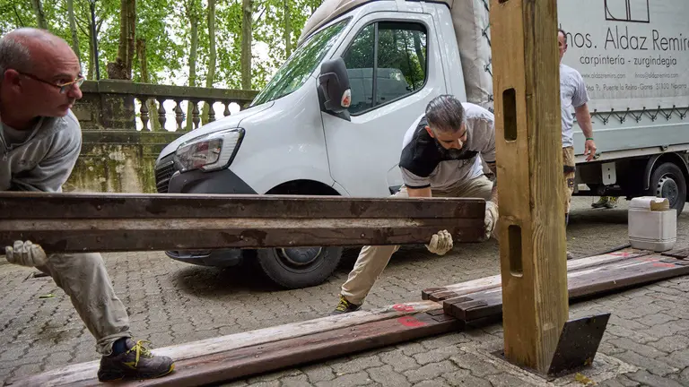 Operarios de la carpintería Hermanos Aldaz Remiro comienzan a instalar el vallado del encierro para los Sanfermines de 2025. IÑIGO ALZUGARAY