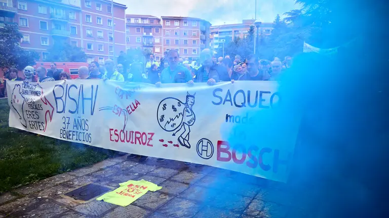 El comité de empresa y los trabajadores de BSH Esquíroz se concentran frente en el Departamento de Industria, Transición Ecológica y Digital del Gobierno de Navarra. IÑIGO ALZUGARAY
