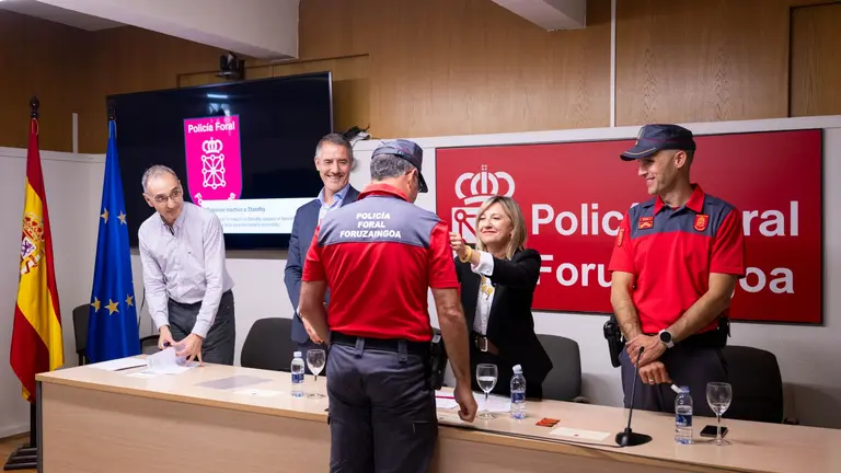 La consejera López coloca sus nuevos galones a los comisarios y comisaria. GOBIERNO DE NAVARRA