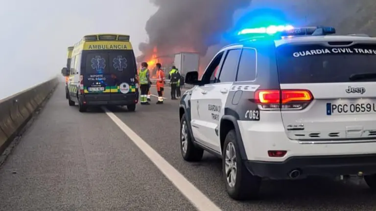 Imagen del accidente múltiple en la A-15. GUARDIA CIVIL