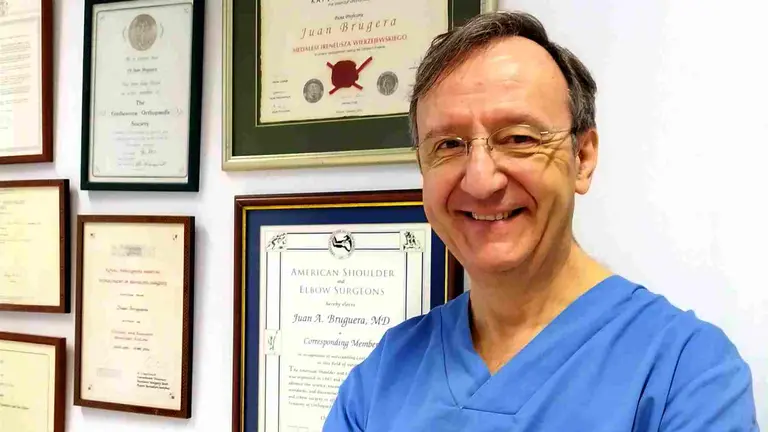 El Dr. Juan Bruguera, especialista en Cirugía Ortopédica y traumatológica, con sede en el
Hospital San Juan de Dios de Pamplona, ha sido presidente de la Sociedad Española de Cirugía de Hombro y Codo. HOSPITAL SAN JUAN DE DIOS