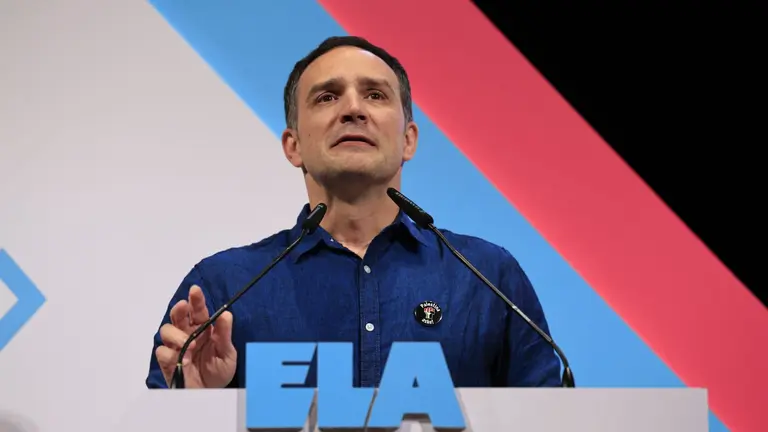 l sindicato ELA ha elegido este martes a su dirección para los cuatro próximos años en el 16 congreso confederal, en el que Mikel Lakuntza (i) ha sido reelegido secretario general. EFE/Miguel Toña