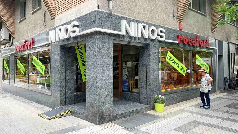 Fachada de la tienda Rocafort niños en la calle Serafín Olave 31 de Pamplona. Navarra.com