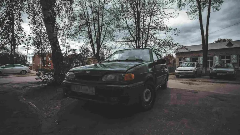 El ladr&oacute;n forz&oacute; la cerradura y se col&oacute; dentro del coche poara robar objetos de su interior. UNSPLASH / DMITRY