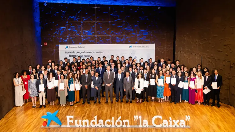 Foto de familia de los becarios del Programa de Becas de Posgrado de la Fundaci&oacute;n _la Caixa_. Fundaci&oacute;n la Caixa