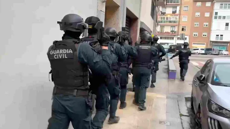 Efectivos de la Guardia Civil entrando en el domicilio en el que se produjeron los decomisos de droga. GUARDIA CIVIL