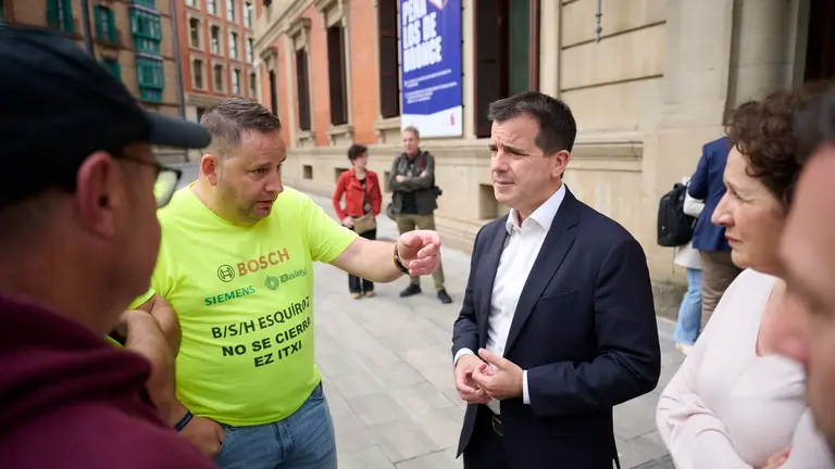 La consejera de Derechos Sociales Mari Carmen Maeztu junto al consejero de Industria Mikel Irujo junto a representantes de BSH. PABLO LASAOSA