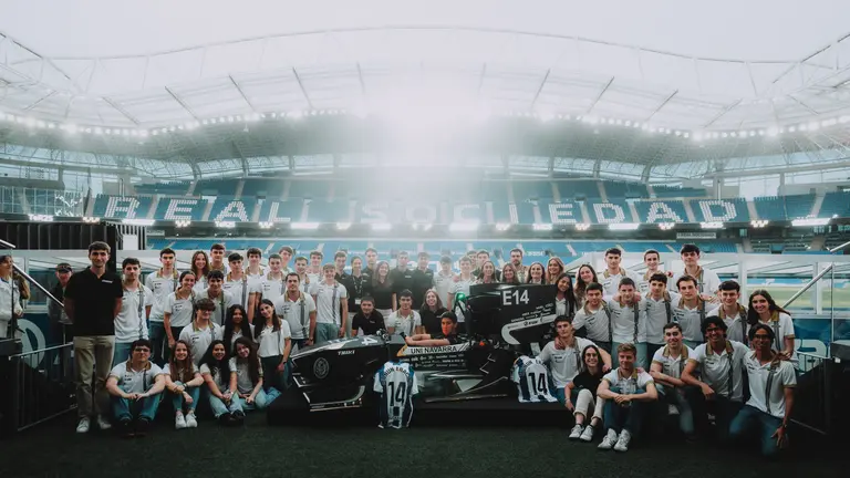 El equipo Tecnun eRacing de la Universidad de Navarra, con el nuevo monoplaza con el que competir&aacute;n este verano a nivel internacional. CEDIDA