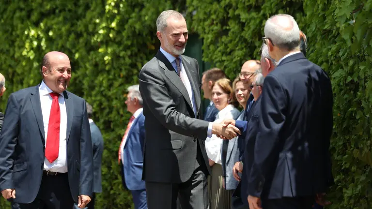 El rey Felipe VI, preside los actos de reconocimiento del centenario de la Denominaci&oacute;n de Origen Calificada (DOCa) Rioja, este jueves, en las Bodegas de los Herederos del Marqu&eacute;s de Riscal en El Ciego. EFE/Raquel Manzanares