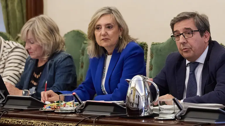 Cristina Ibarrola y Carlos Salvador en el Pleno ordinario del Ayuntamiento de Pamplona correspondiente al mes de junio de 2025. IÑIGO ALZUGARAY