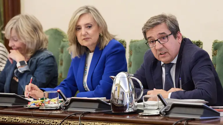 Cristina Ibarrola y Carlos Salvador en el Pleno ordinario del Ayuntamiento de Pamplona correspondiente al mes de junio de 2025. I&Ntilde;IGO ALZUGARAY