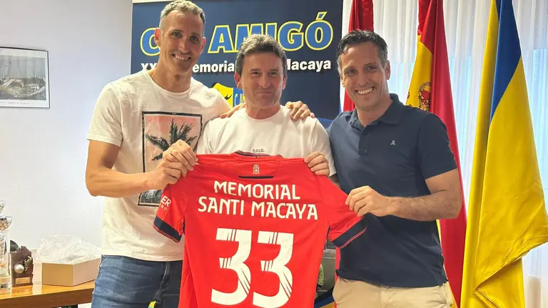 Pedro Arozarena entrega una camiseta conmemorativa de Osasuna por el 33 Memorial Santi Macaya a Dani y Borja Macaya, del Club Deportivo Amig&oacute;.