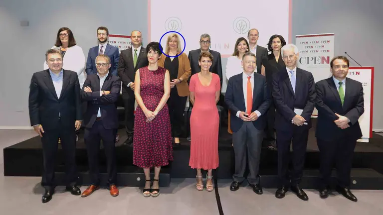 Leire D&iacute;ez posa en la foto de familia con la presidenta Chivite y la ahora ministra Elma Saiz cuando particp&oacute; invitada por el Gobierno de Navarra en el II  Encuentro de Corporaciones P&uacute;blicas Empresariales. GN