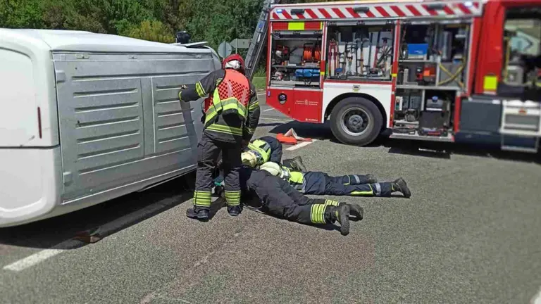 Tres agentes de bomberos rescatan a la persona atrapada en la furgoneta tras el accidente. BOMBEROS