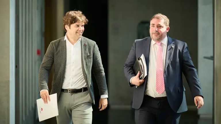Pablo Azcona de Geroa Bai y Unai Hualde presidente del Parlamento en su llegada a la Mesa y Junta de Portavoces del Parlamento. PABLO LASAOSA