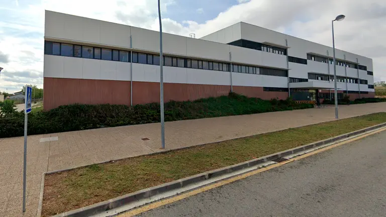 Imagen de la fachada de IESO Castej&oacute;n. GOOGLE MAPS