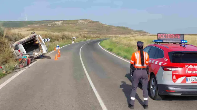 Una agente de la Polic&iacute;a Foral ante el lugar del accidente. POLIC&Iacute;A FORAL