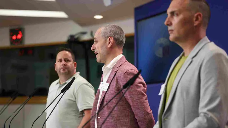 El presidente del Comit&eacute; de Empresa de la planta en Esquiroz (Navarra) del grupo alem&aacute;n BSH, fabricante de electrodom&eacute;sticos, Juanjo Hermoso, durante la rueda de prensa ofrecida este martes en Bruselas. EFE/ Pablo Garrig&oacute;s