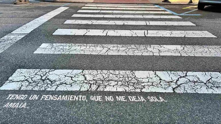 Una frase a pie de un paso de peatones en Pamplona. UPN