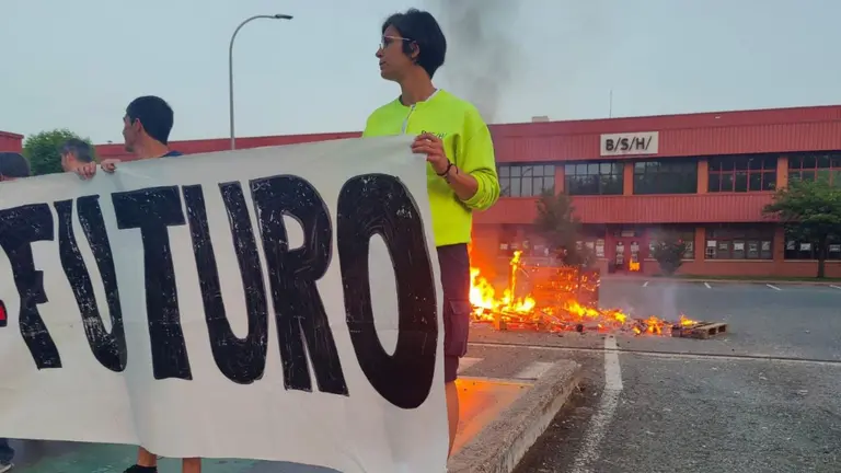 Los trabajadores de BSH en huelga protestan este martes ante la fábrica de Esquiroz. LAB