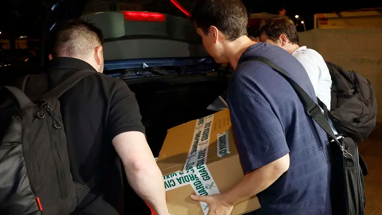 Agentes de la Unidad Central Operativa (UCO) de la Guardia Civil han abandonado sobre las 00.00 horas de esta noche la sede de la constructora Servinabar en Pamplona, investigada por supuestas irregularidades en la adjudicación de las obras de un túnel en Navarra, tras un registro que se ha prologando desde las 18:00 horas de este martes. EFE/Jesús Diges