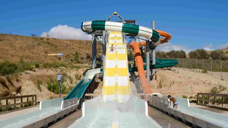 Atracci&oacute;n Los R&aacute;pidos del parque Sendaviva. SENDAVIVA