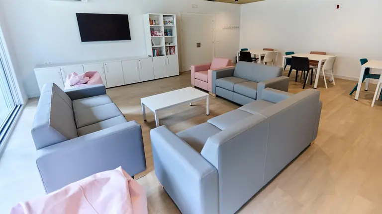 El consejero de Salud, Fernando Dom&iacute;nguez, junto al gerente del Servicio Navarro de Salud-Osasunbidea, Alfredo Mart&iacute;nez, y la gerente del Hospital Universitario de Navarra, Estrella Petrina, visitan el nuevo m&oacute;dulo de hospitalizaci&oacute;n psiqui&aacute;trica infantojuvenil 'Mar&iacute;a Zandio'. I&Ntilde;IGO ALZUGARAY