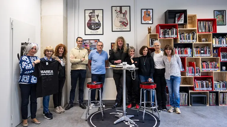 Rudy Goroskieta (6.&ordm; por la izq.), con personal de la Biblioteca y el vicerrector de Investigaci&oacute;n, Martin Larraza (4.&ordm; por la izq.), en la Rockoteca. UNIVERSIDAD P&Uacute;BLICA DE NAVARRA