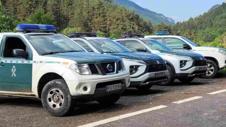 Veh&iacute;culos de la Guardia Civil en el Puesto de Mando Avanzado. GUARDIA CIVIL