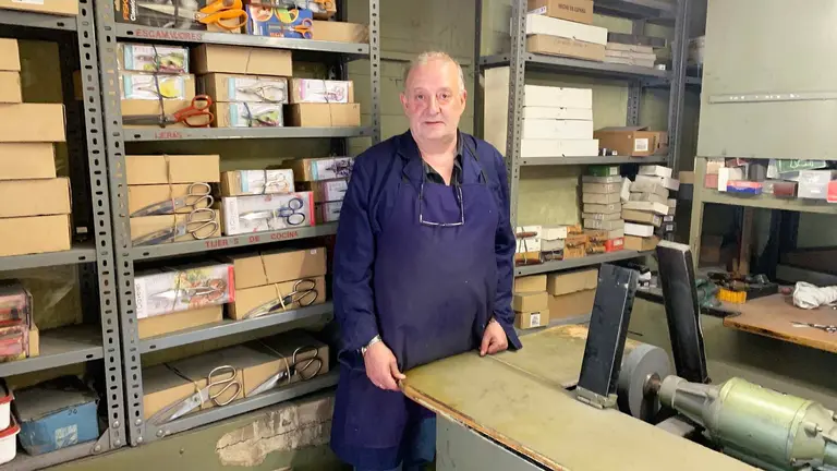 Juan Carlos Caneda en el interior de su tienda en la calle de la Mañueta en Pamplona. Navarra.com