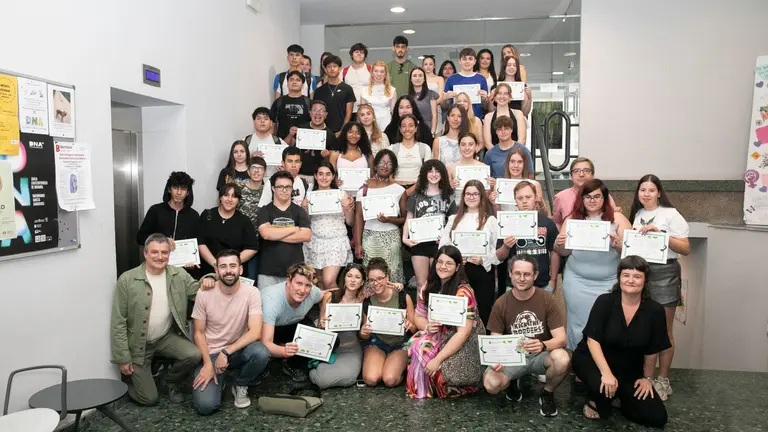 56 corresponsales informativos del Ayuntamiento de Pamplona recogen sus diplomas y becas en la Casa de la Juventud. AYUNTAMIENTO DE PAMPLONA