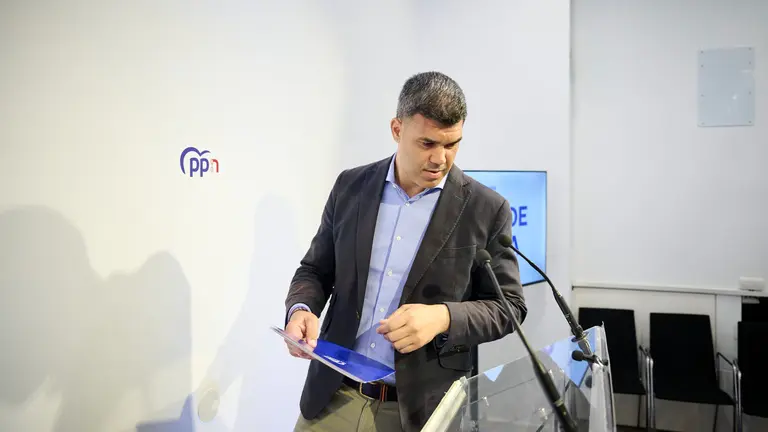 El presidente del Partido Popular de Navarra, Javier Garc&iacute;a, ofrece una rueda de prensa para valorar la informaci&oacute;n recogida en el informe de la UCO sobre las presuntas irregularidades con las que vincula al exsecretario de Organizaci&oacute;n del PSOE, Santos Cerd&aacute;n. PABLO LASAOSA